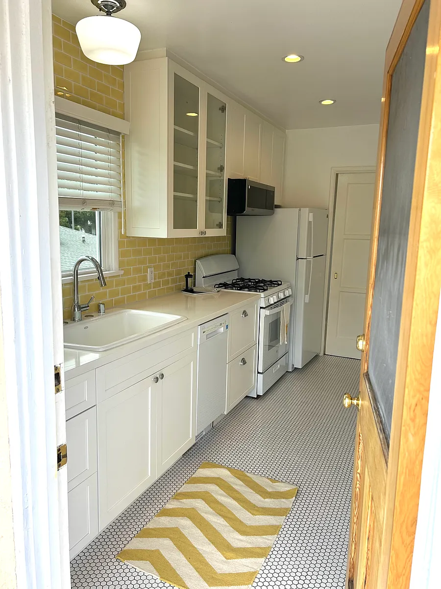 Photo 2 of 28 - 2518 Chandler Blvd #2518 - Burbank, CA Building Photo - 2518 Chandler Blvd #2518