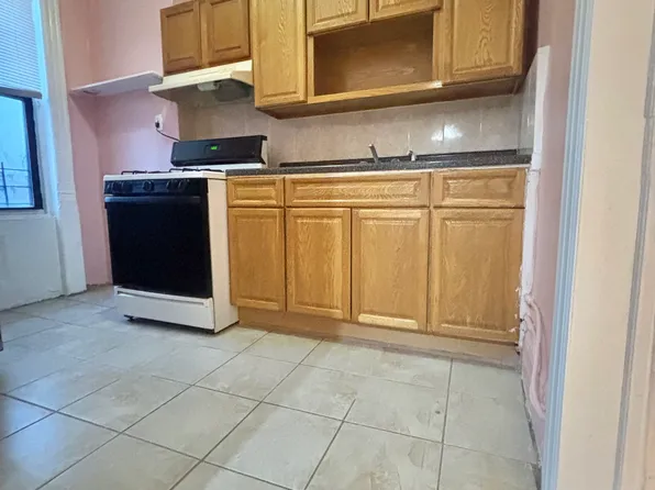 17-14 Stanhope Street image 1 of 7