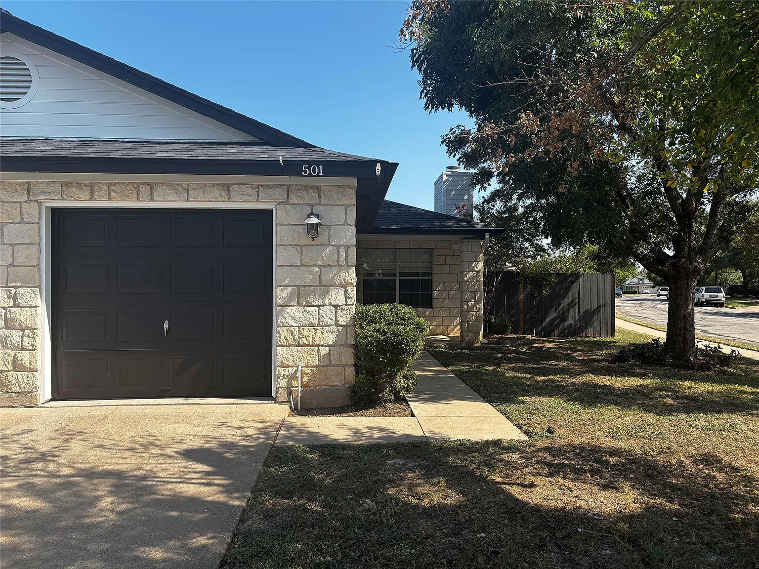 3 bed, 2.0 bath, 1941 sqft, $1,695 — Photo 1