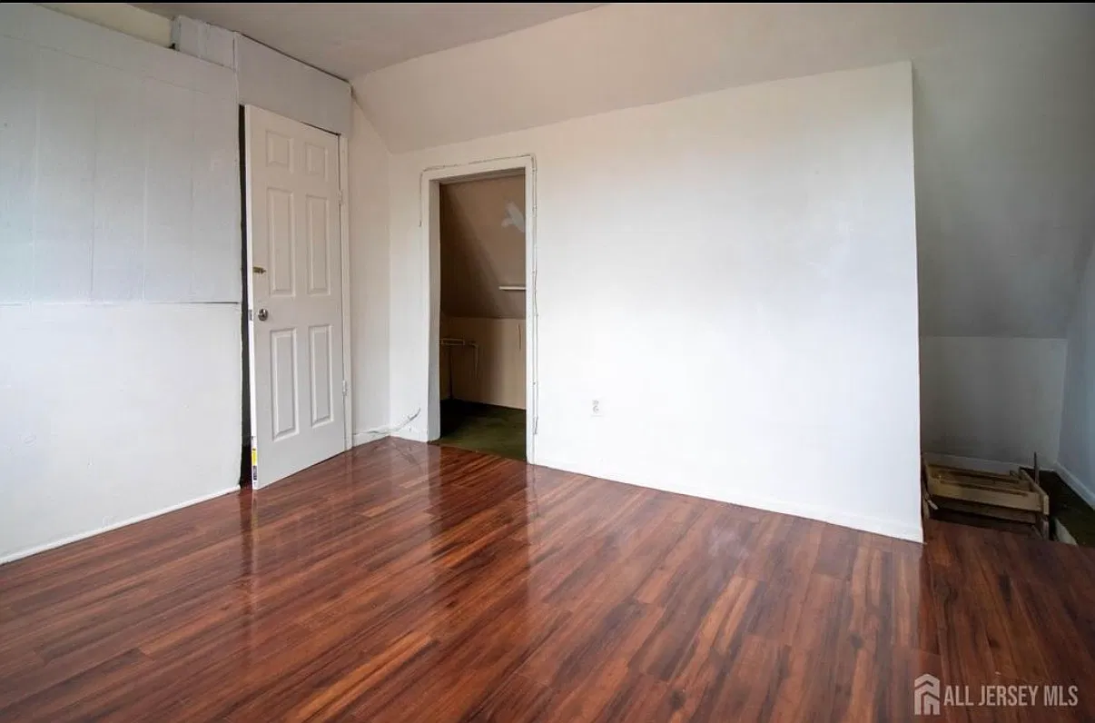 3 bed, 898 sqft, $2,350 — Photo 3
