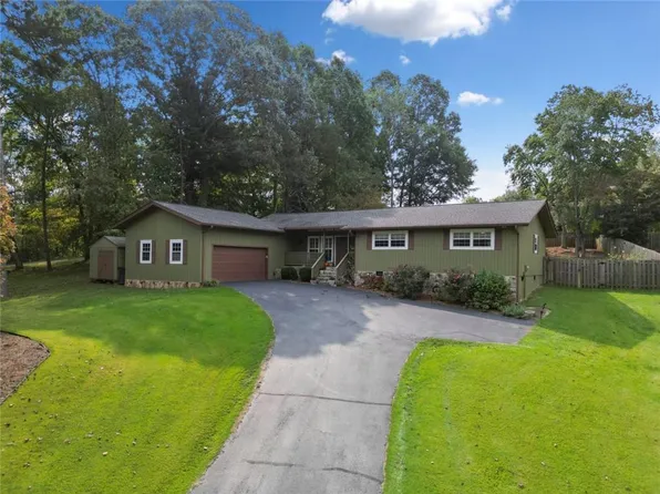 3907 Oak Harbour Dr, Gainesville, GA 30506