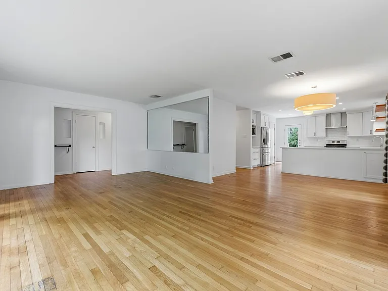3810 Avenue H — Photo 8