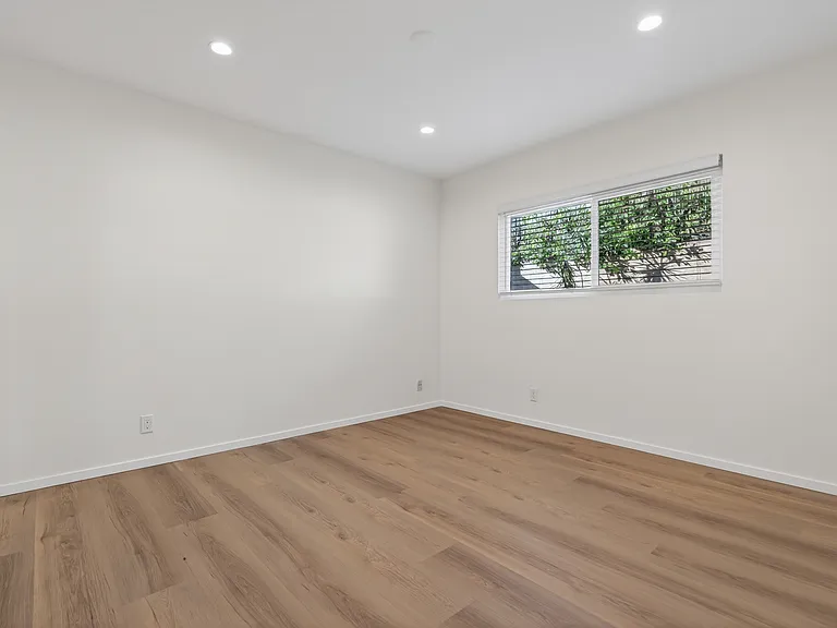 2539 Manhattan Ave — Photo 19