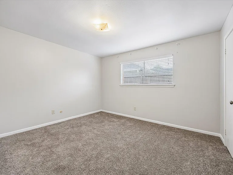 11926 Waldemar Dr — Photo 16