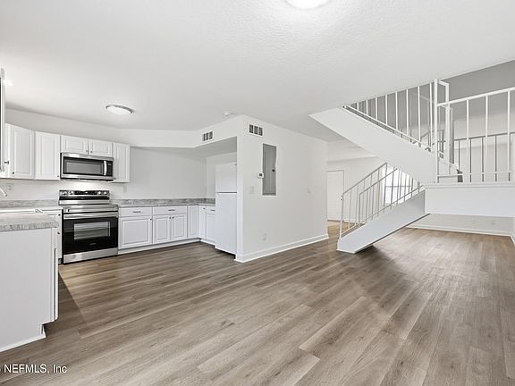 5th image of 8201 SUTTON Place N