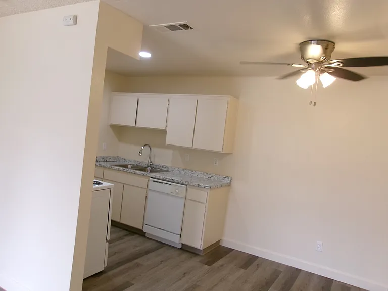 Sandpiper Point Apartments — Photo 9