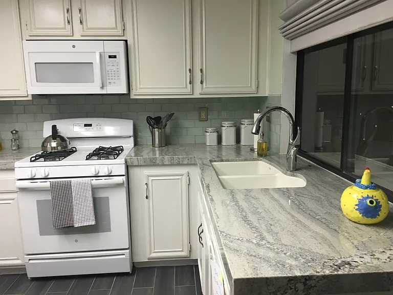 Kitchen, fully stocked, gas stove