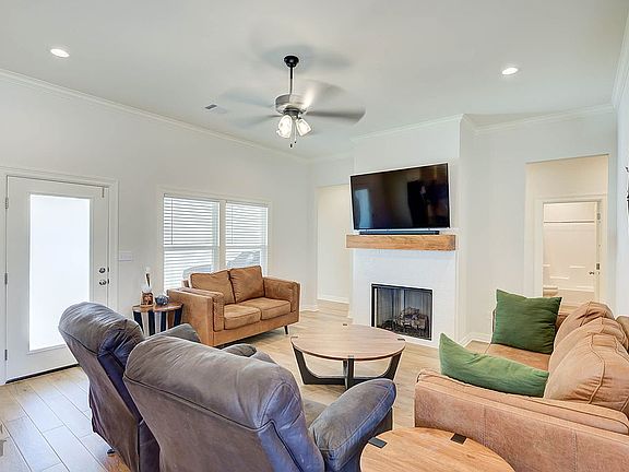 2nd image of 4960 Laurel Cir