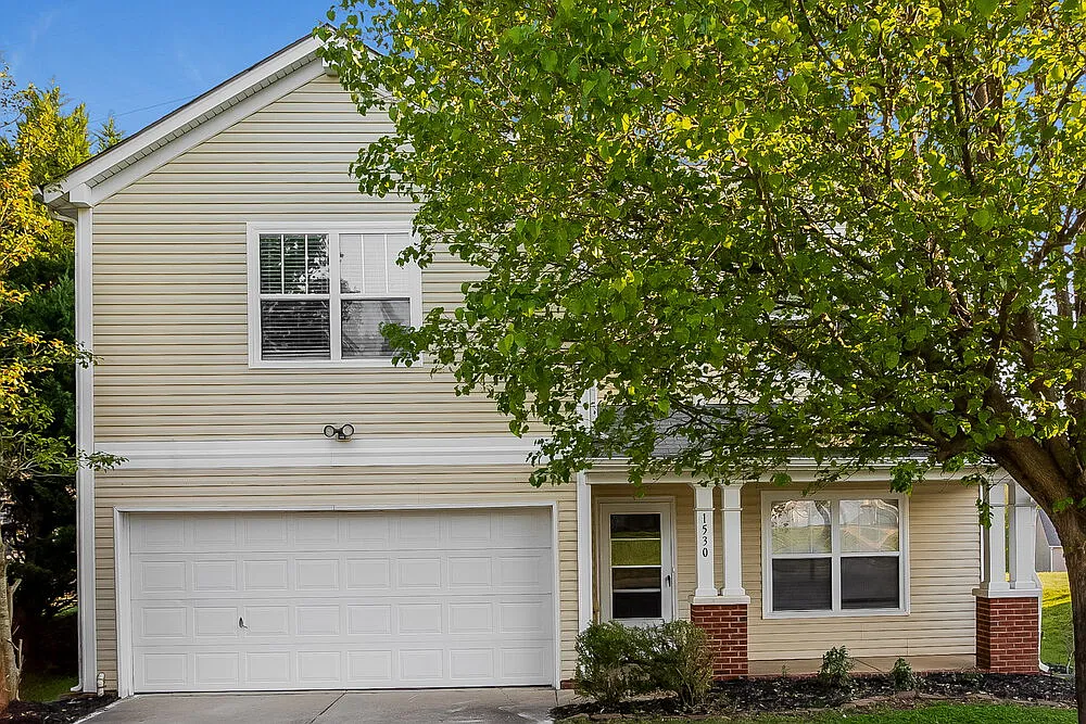 3 bed, 2.5 bath, 2076 sqft, $1,995 — Photo 1