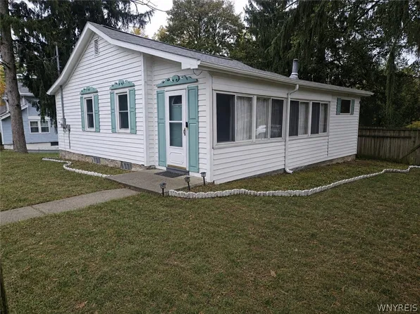 7017 Quaker Rd, Orchard Park, NY 14127