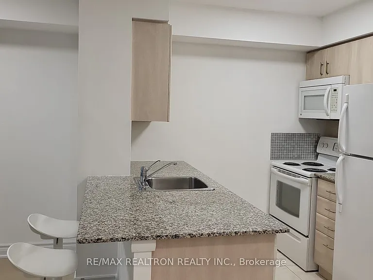 31 Bales Ave #208 — Photo 8