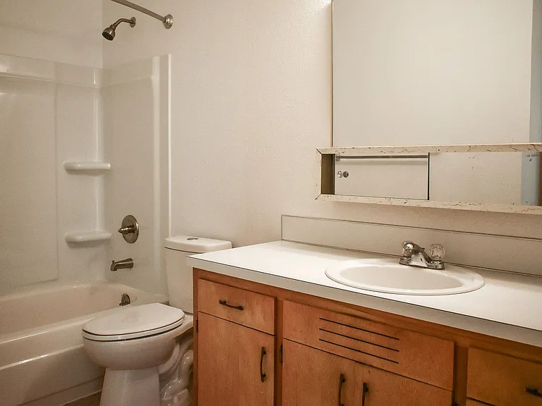 Kathy-Ann Apartments — Photo 32