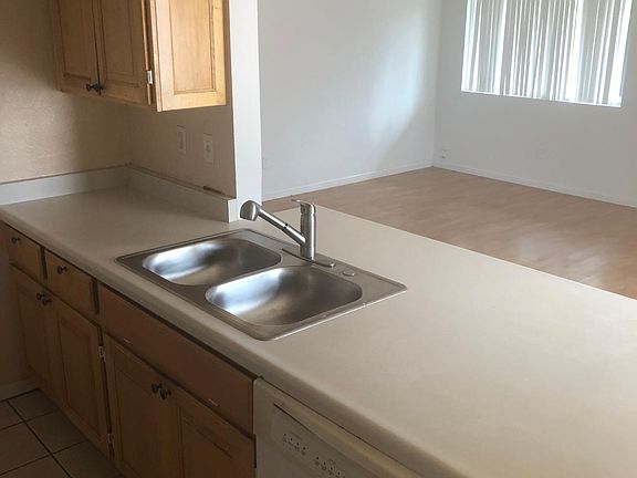 5th image of 1301 N Elderberry Ave