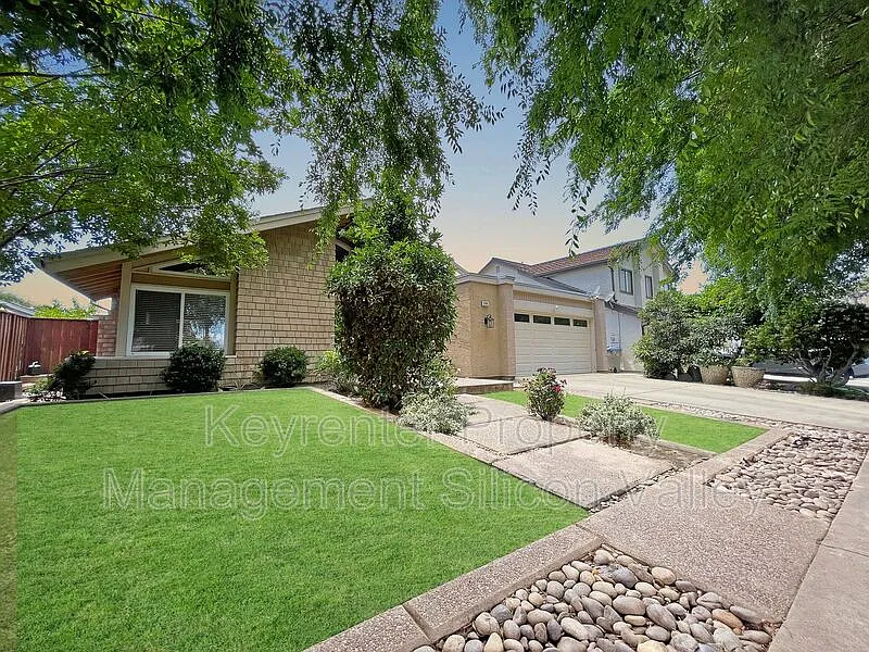 4 bed, 2.0 bath, 1877 sqft, $5,895 — Photo 3