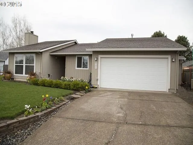 945 NE Tina St photo 1