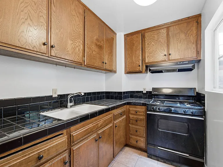 1131 Sanborn Ave — Photo 10