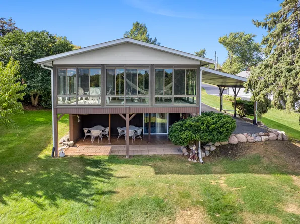 22 Holiday Dr, Somonauk, IL 60552