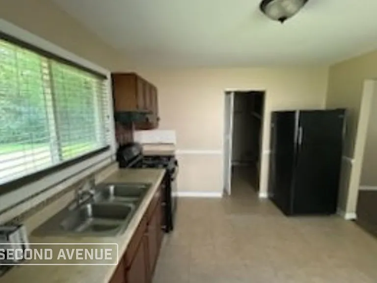 733 Union Dr — Photo 2