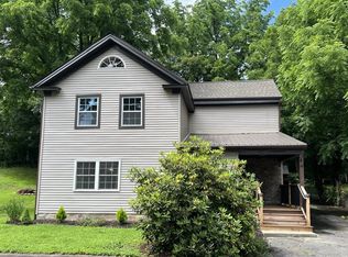 4 Crescent St, Huntington, MA 01050
