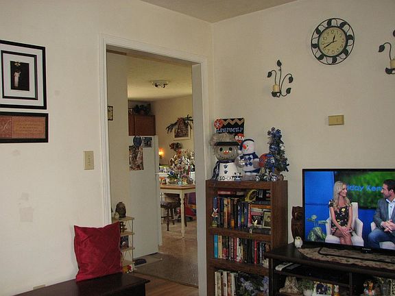 4th image of 820 E 8th St