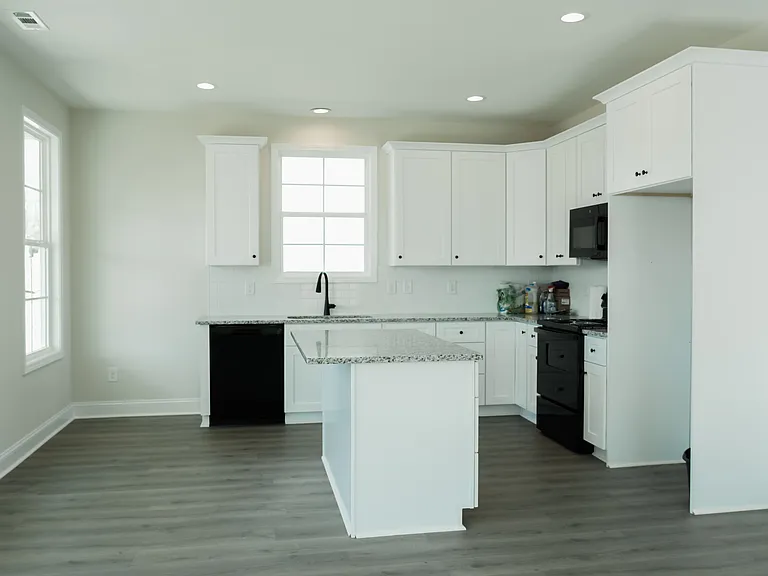 401 N Mountain St — Photo 2