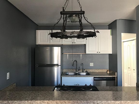 Kitchen w/ Breakfast Bar