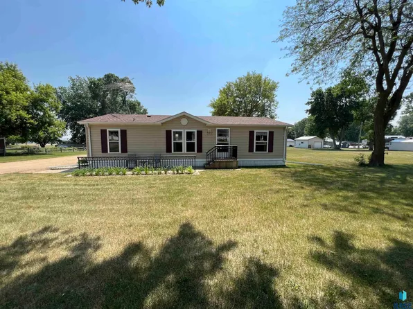 322 E Luverne St, Magnolia, MN 56158