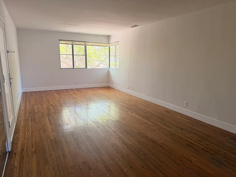 3138 S Barrington Ave #I — Photo 3