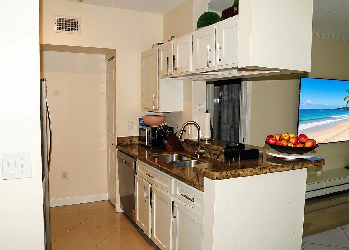 3 bed, 2.0 bath, 1255 sqft, $2,595 — Photo 2