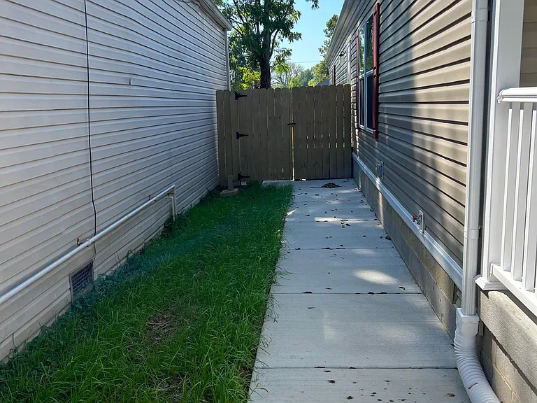 716 E Burnett Ave — Photo 10