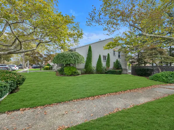 389 Mayfair Drive South image 3 of 17