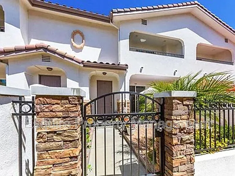 3 bed, 2.0 bath, 2010 sqft, $4,100 — Photo 2