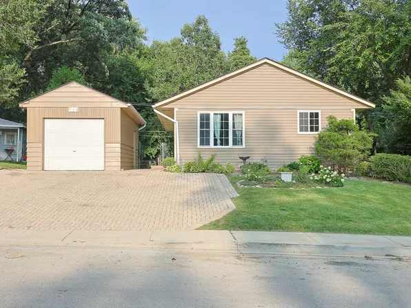 716 Navajo Dr, Carpentersville, IL 60110