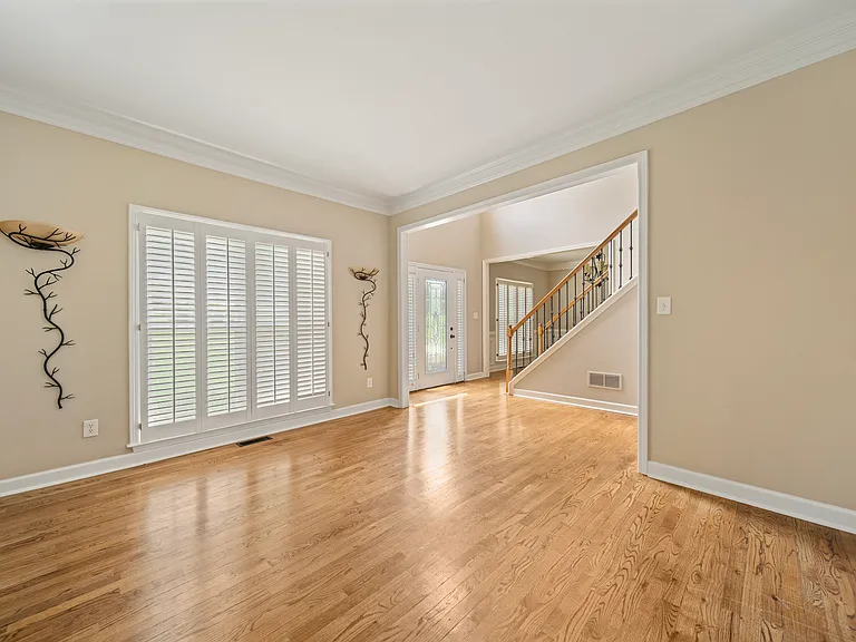 375 White Rose Trce — Photo 2