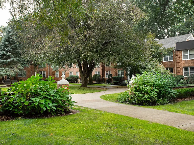 River Park Apartments — Photo 11