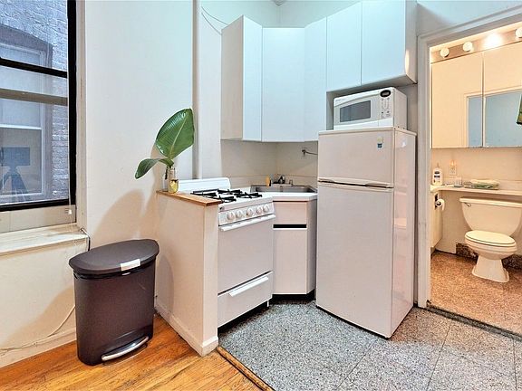 3rd image of 340 E 62nd St #10A