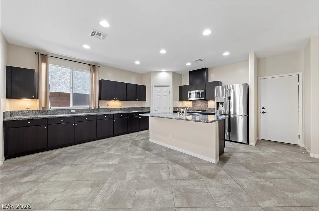 4 bed, 3.5 bath, 2471 sqft, $2,850 — Photo 2