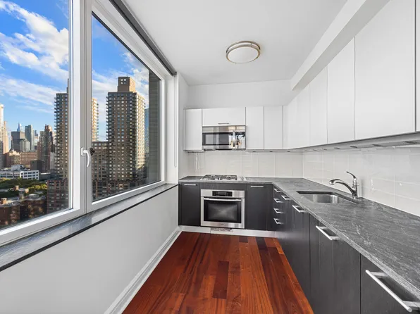 100 Riverside Boulevard image 8 of 20