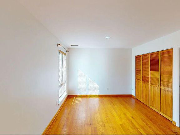 3rd image of 11208 Chestnut Grove Sq APT 210