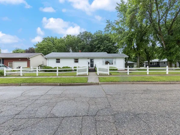 621 Camden Dr, Marshall, MN 56258