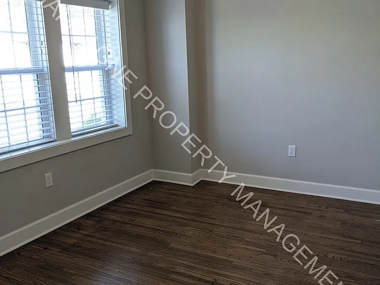 920 Ward Pkwy — Photo 3