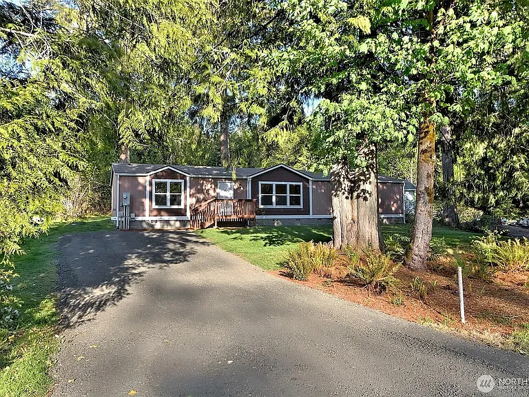 221 SE Fuchsia Ave — Photo 1