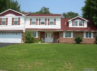 5 E Gate Dr, Mount Sinai, NY 11766