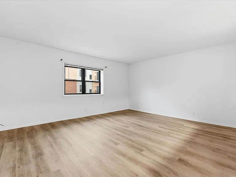 Fernshire Apartments — Photo 26