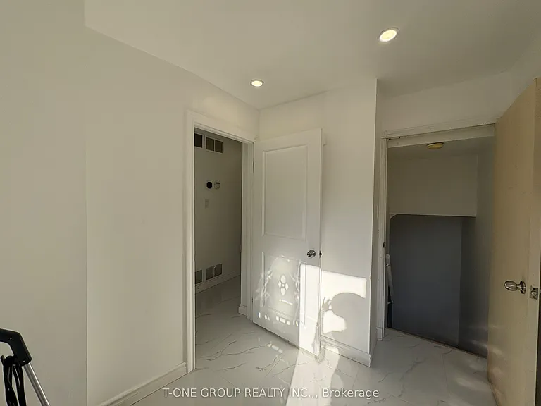 49 Ambercroft Blvd — Photo 29