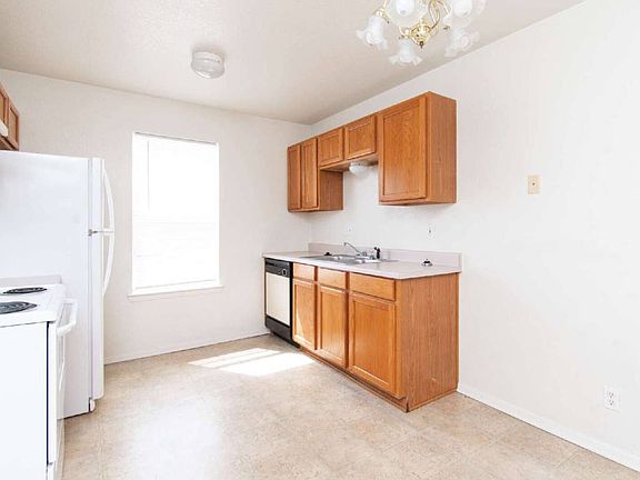 5th image of 2014 Cedarhill Dr