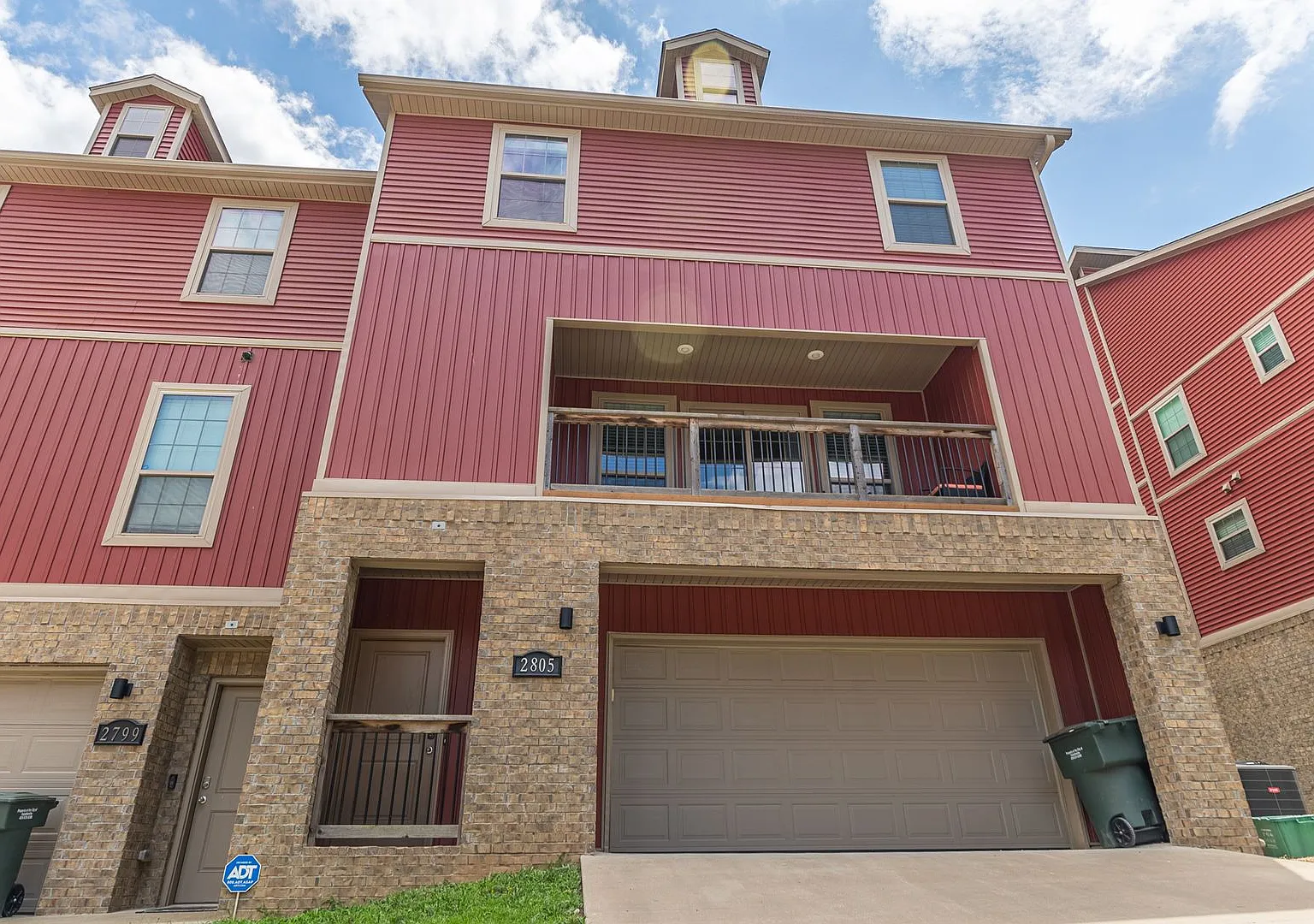 Fully Furnished Condo!! 3 bedroom 2.5 bath minutes from the U of A — Photo 1