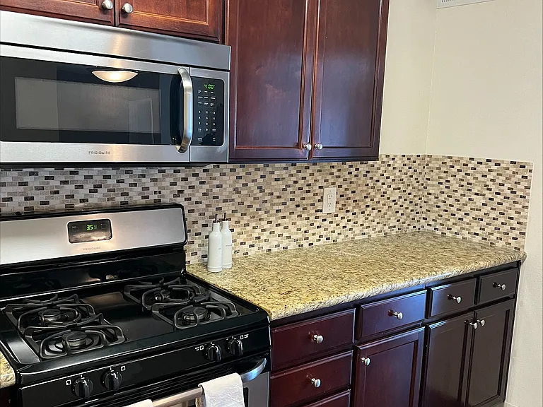 Versailles on the Lake Apartments — Photo 32