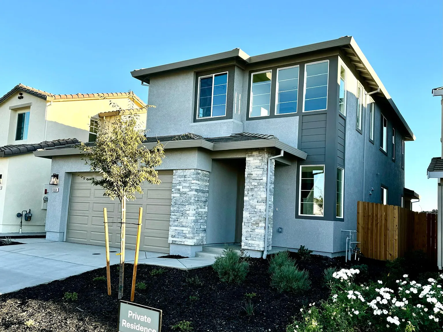 4 bed, 2349 sqft, $3,900 — Photo 2
