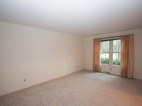 3rd image of 1514 Chaucer Dr